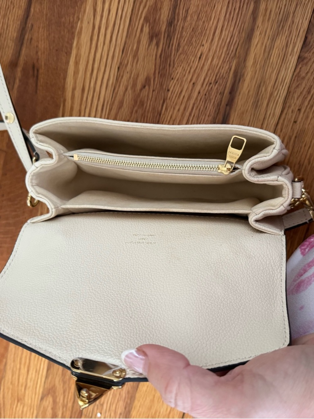 Louis Vuitton White Leather Crossbody with Gold Chain Strap - Picture 6 of 6